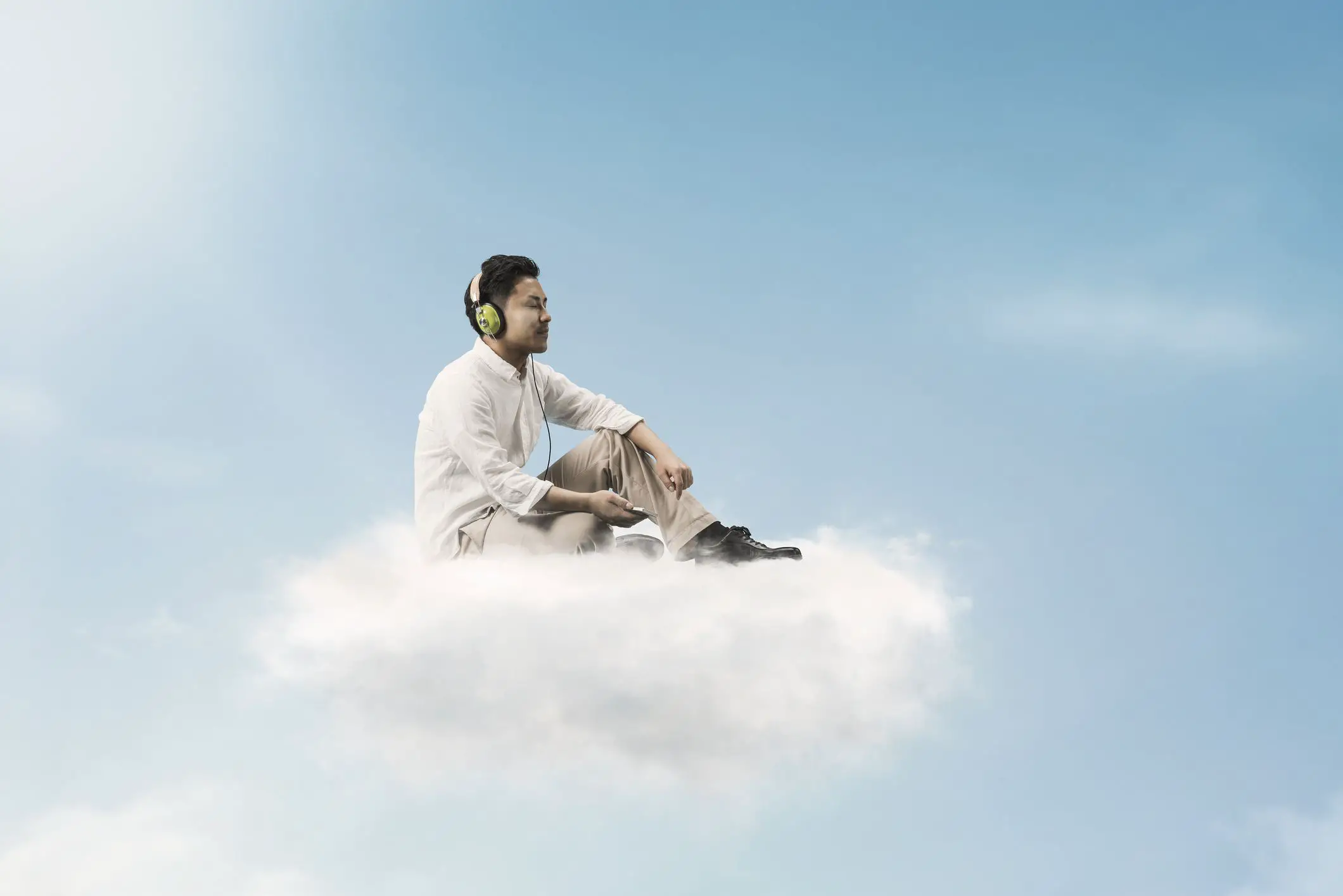 Homem ouvindo música acima das nuvens