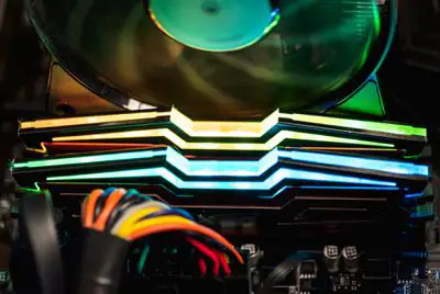 RAM com iluminação RGB em um computador Windows 10. 