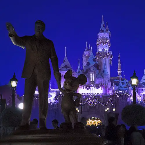 Castelo da Cinderela, estátua dos amigos na Disneylândia à noite