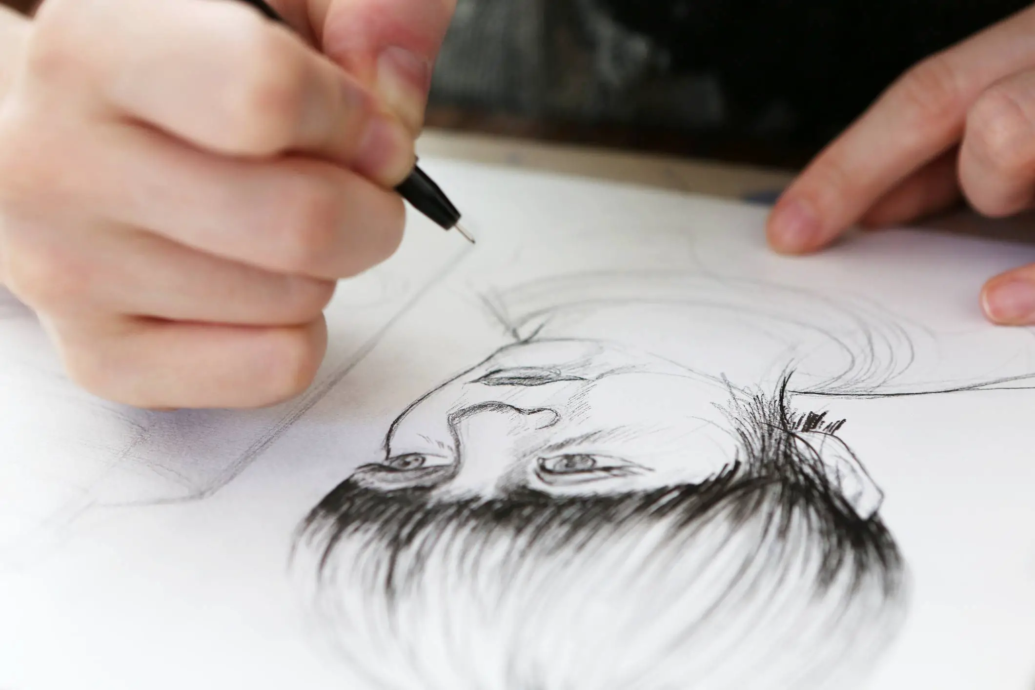 Um ilustrador trabalhando em um desenho