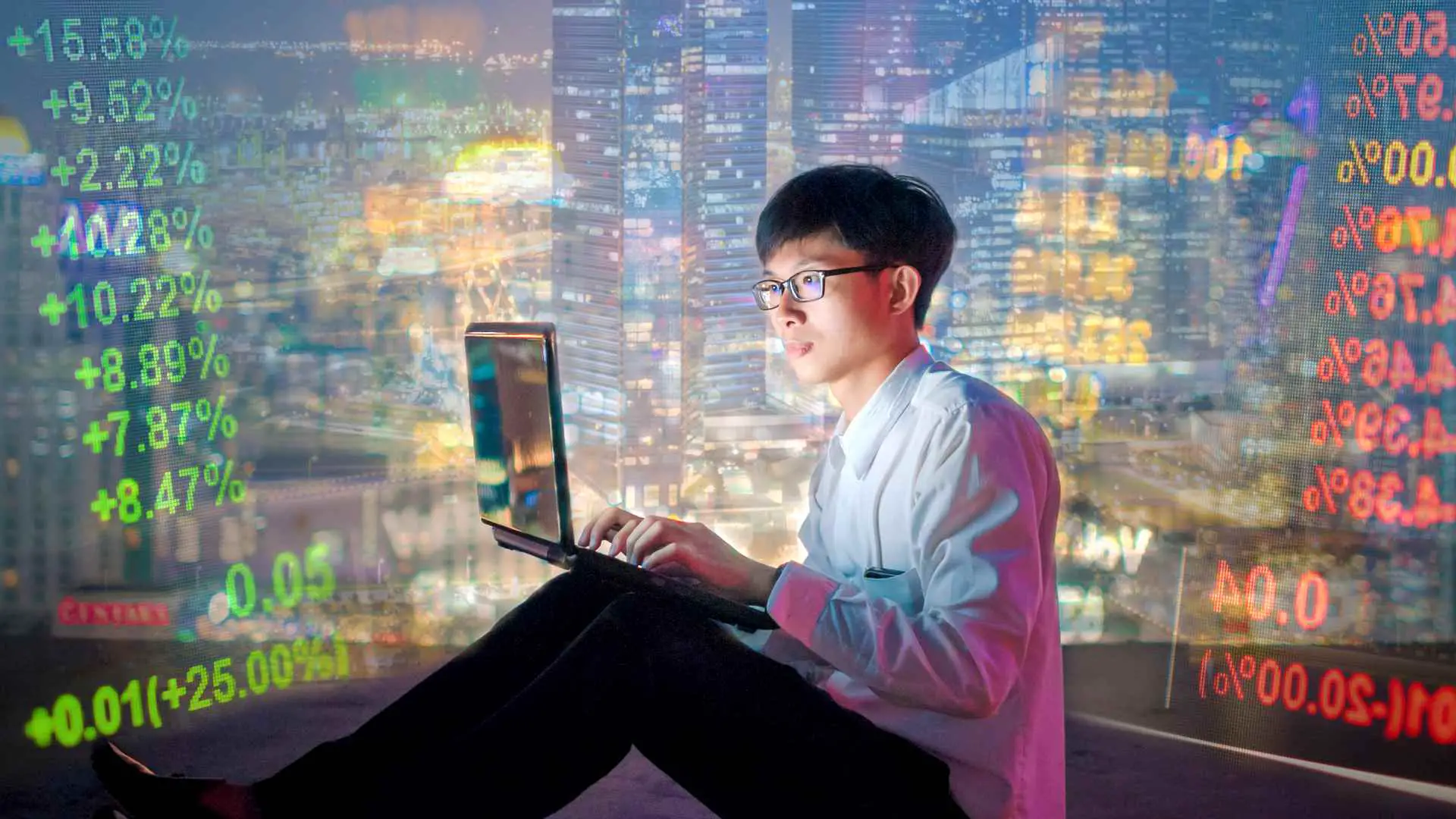 Homem asiático de óculos com um laptop
