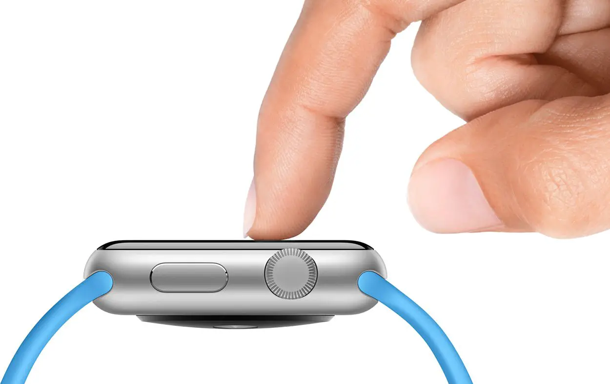 Um dedo pressionando a tela de um Apple Watch