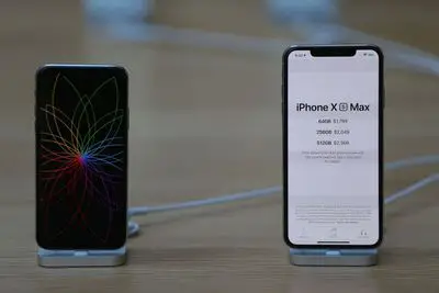 Dois iPhones um ao lado do outro