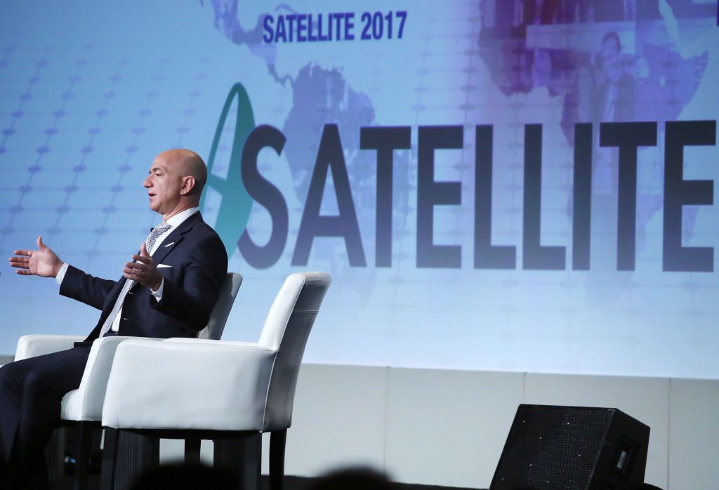 Jeff Bezos, CEO da Amazon e fundador da Blue Origin, fala durante a conferência SATELLITE 2017 da Access Intelligence