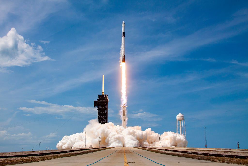 Um foguete Falcon 9 carregando a nave Crew Dragon da empresa é lançado na missão Demo-2 para a Estação Espacial Internacional