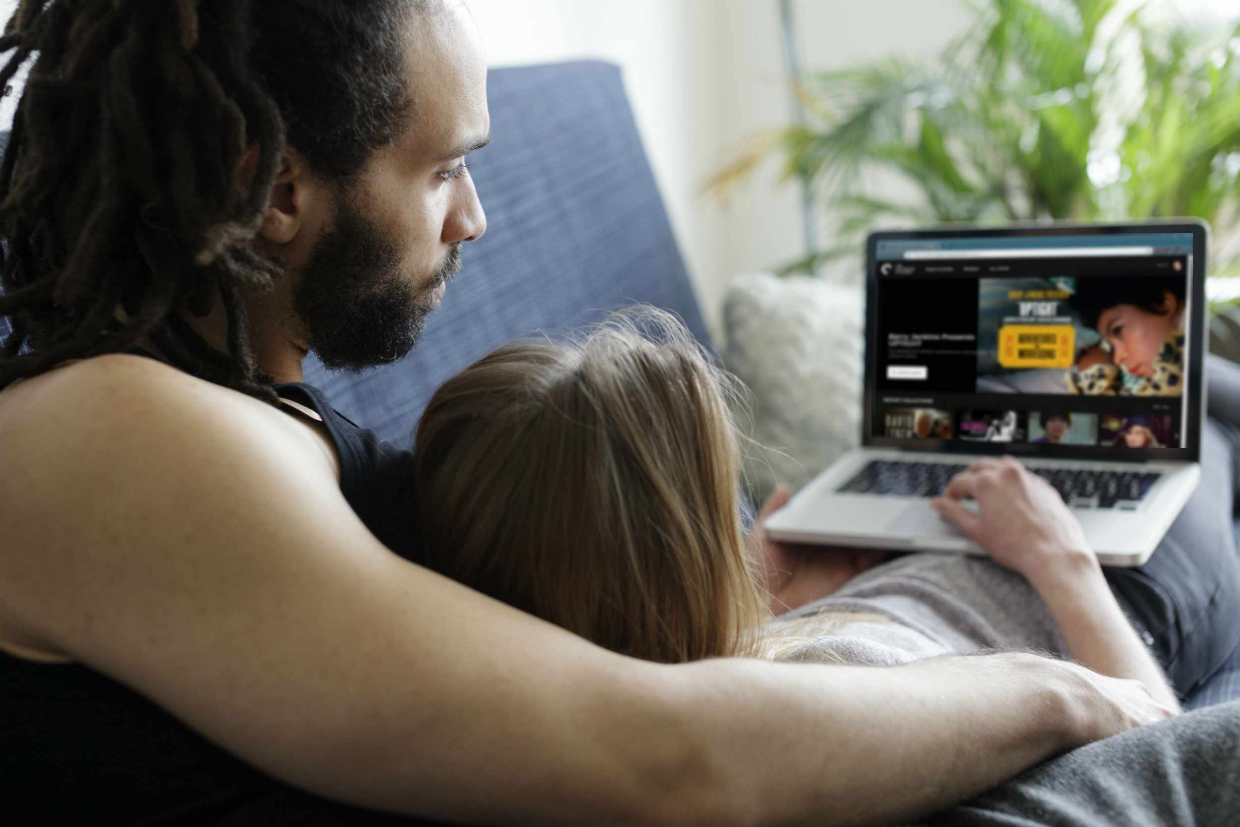 Um casal assiste ao Criterion Channel em um laptop.