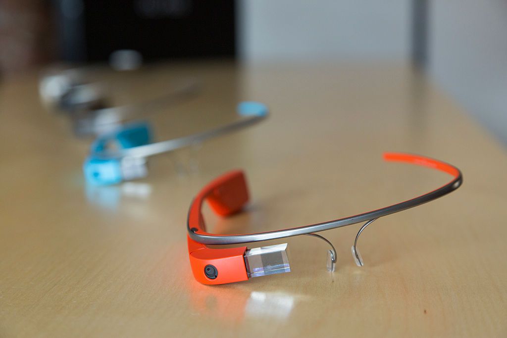 Os wearables do Google Glass exibidos em uma mesa.