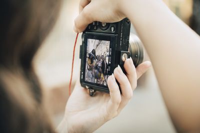 Uma mulher alinhando uma foto com sua câmera