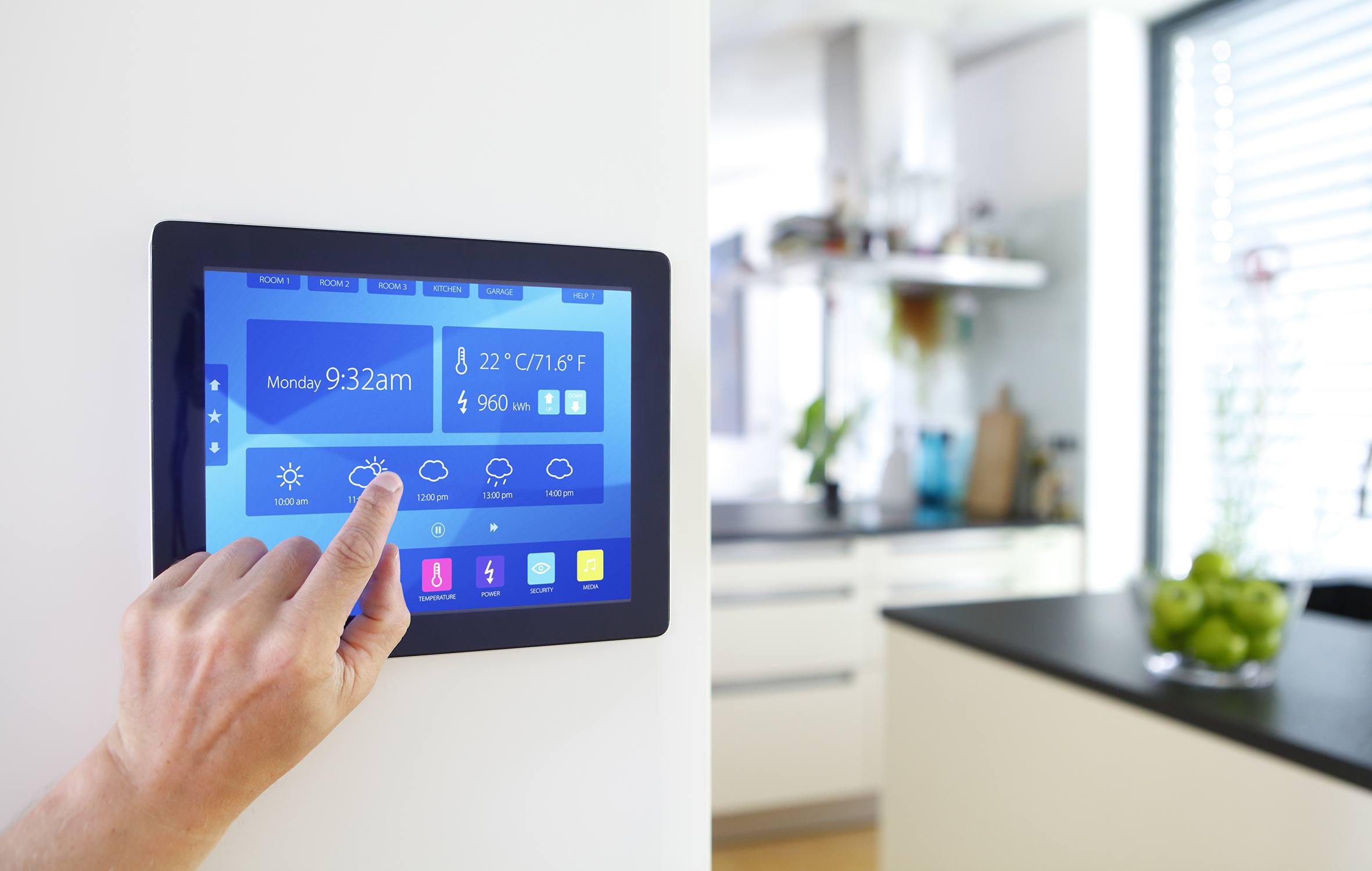 Um tablet montado na parede sendo usado para controlar uma casa inteligente