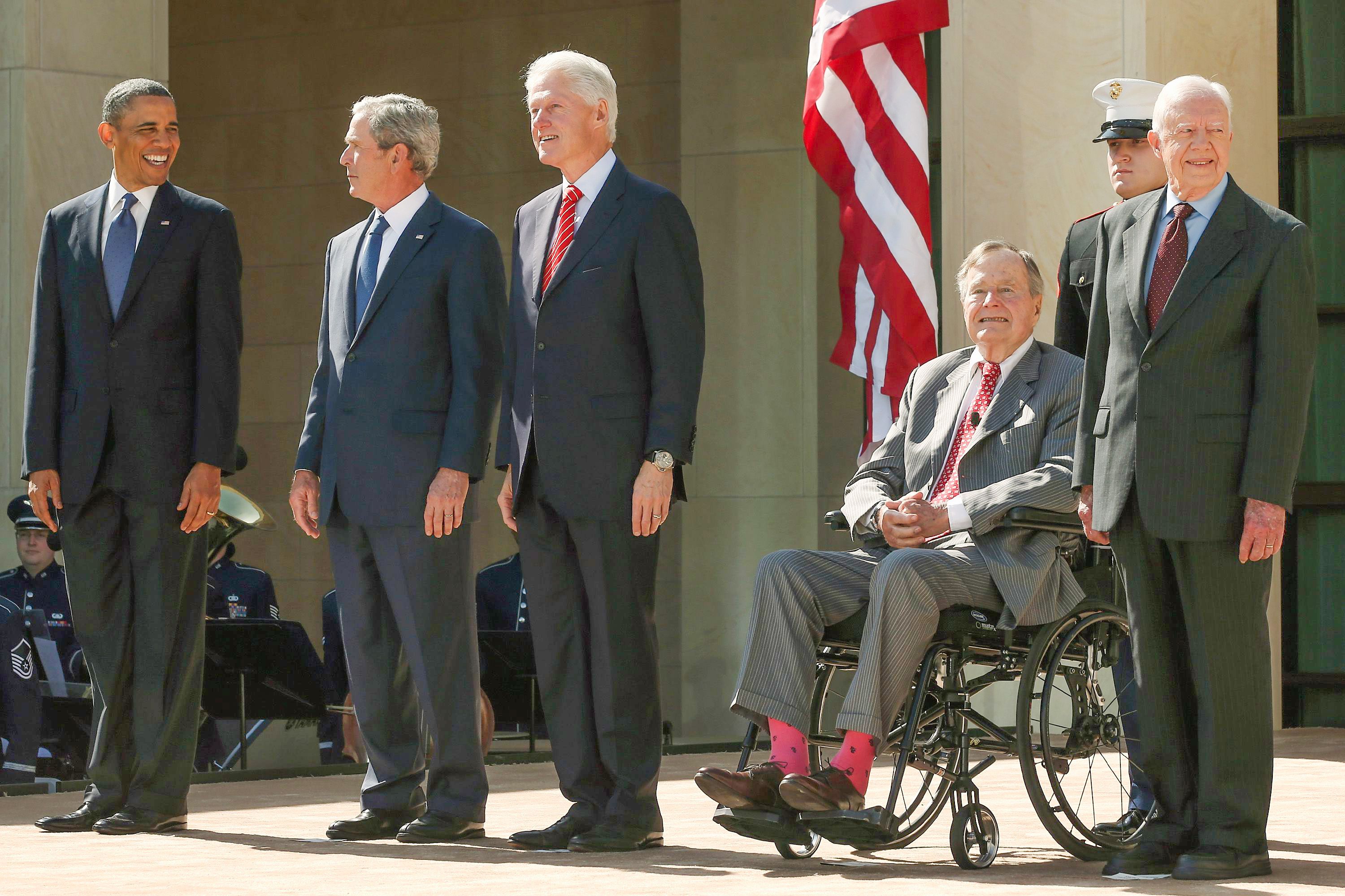 (LR) O presidente Barack Obama e os ex-presidentes George W. Bush, Bill Clinton, George HW Bush e Jimmy Carter participam da inauguração do Centro Presidencial George W. Bush em 25 de abril de 2013 em Dallas, Texas.