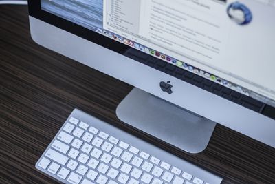 iMac e um teclado em uma mesa