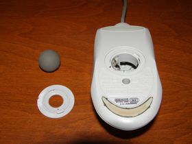 Imagem de um mouse de computador e seu trackball removido