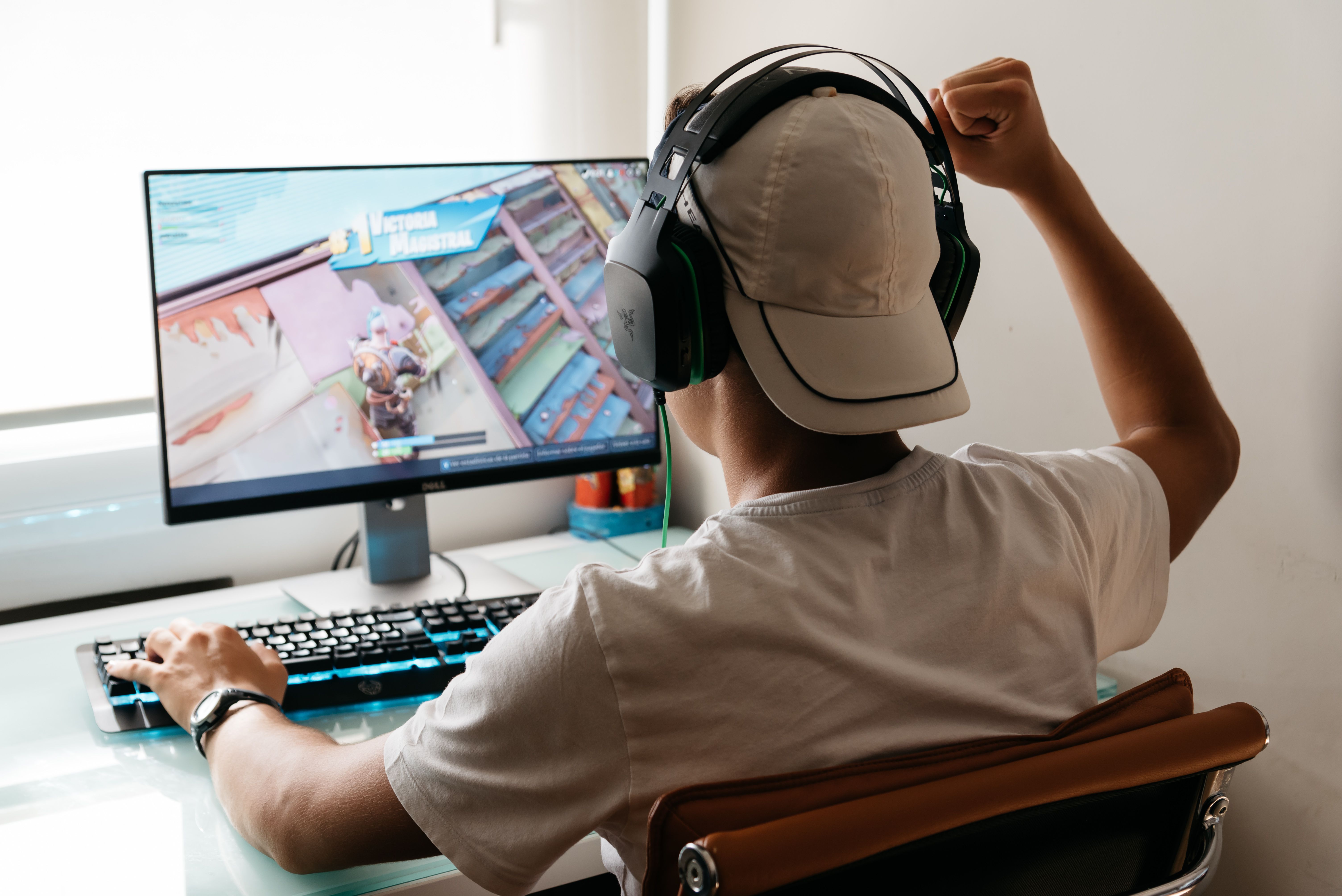 Adolescente jogando videogame Fortnite no PC