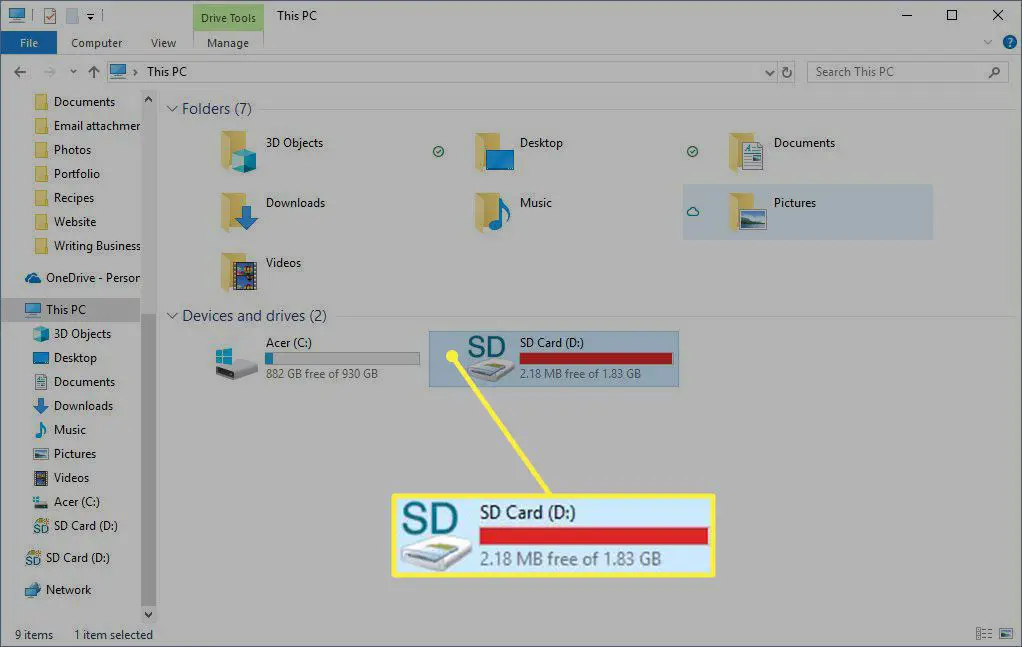 O cartão SD é destacado no Windows Explorer.