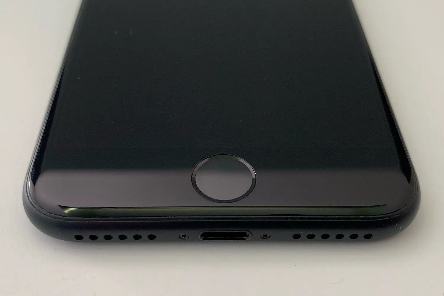 Foto do iPhone 7 com zoom no botão Touch ID / home na parte inferior do telefone.