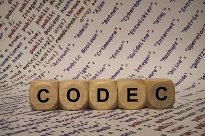 Papel com código e CODEC em letras pretas na frente