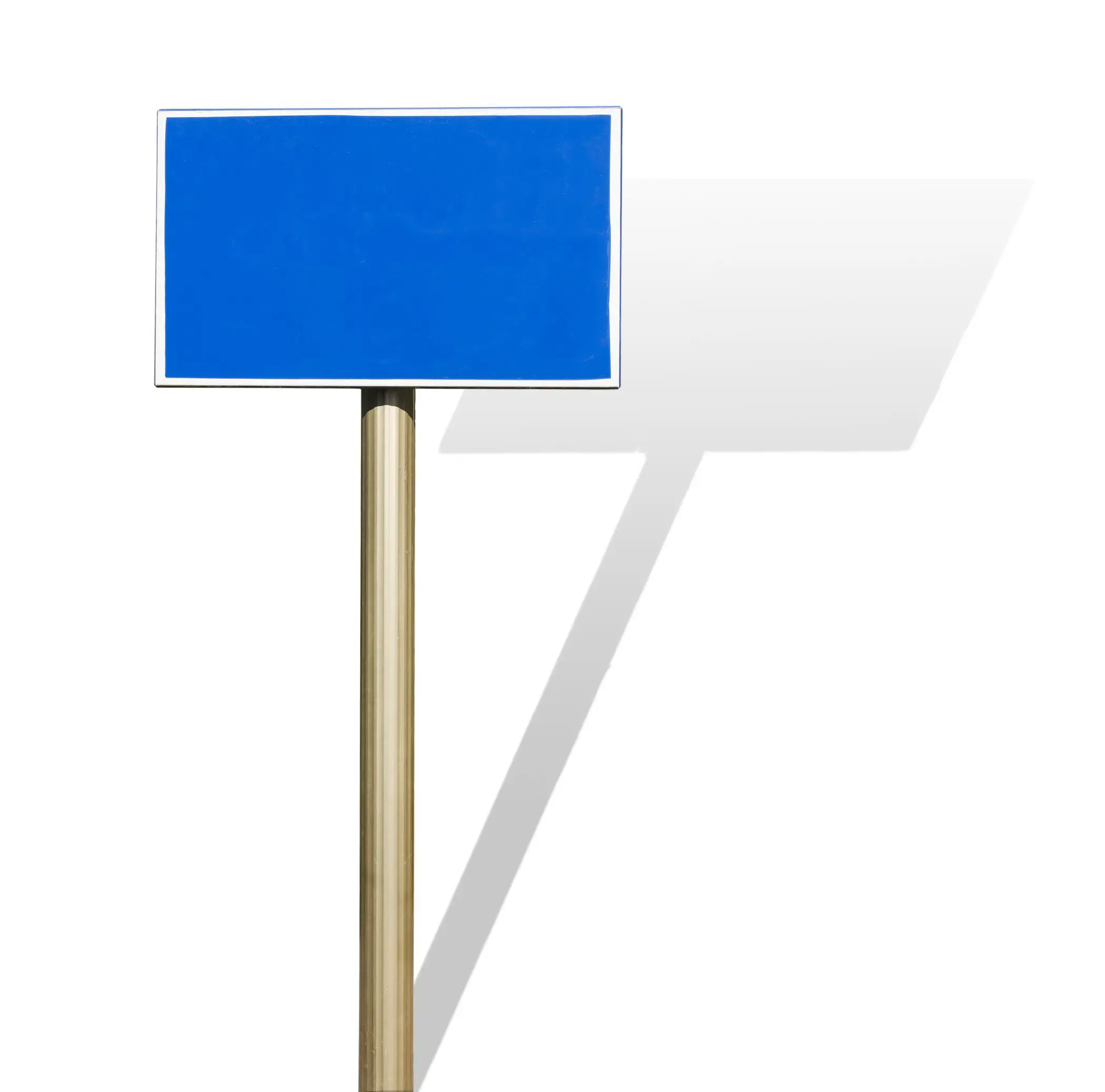 Um sinal azul em um poste projeta uma sombra sobre um fundo branco.