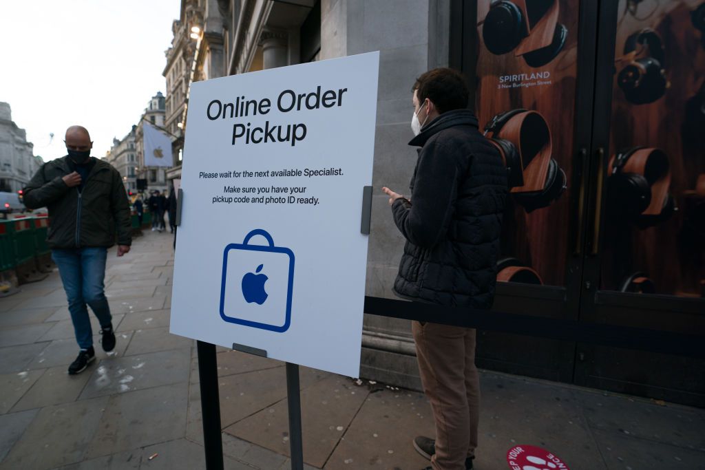 Os clientes se distanciam socialmente enquanto fazem fila para o novo iPhone 12 e iPhone 12 Pro no dia do lançamento em Londres, Inglaterra.