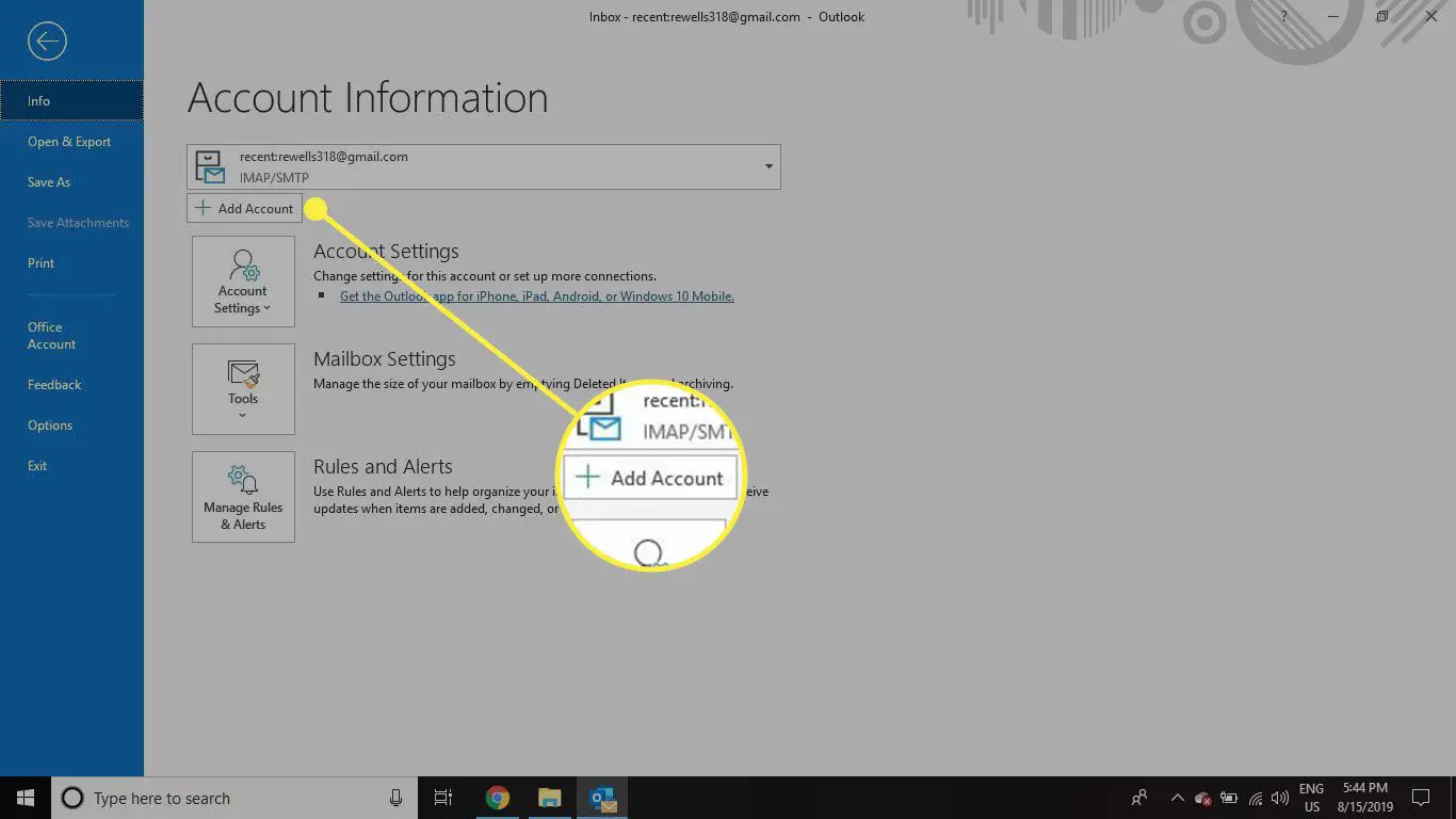 Uma captura de tela do menu de informações do Outlook com o botão Adicionar conta destacado
