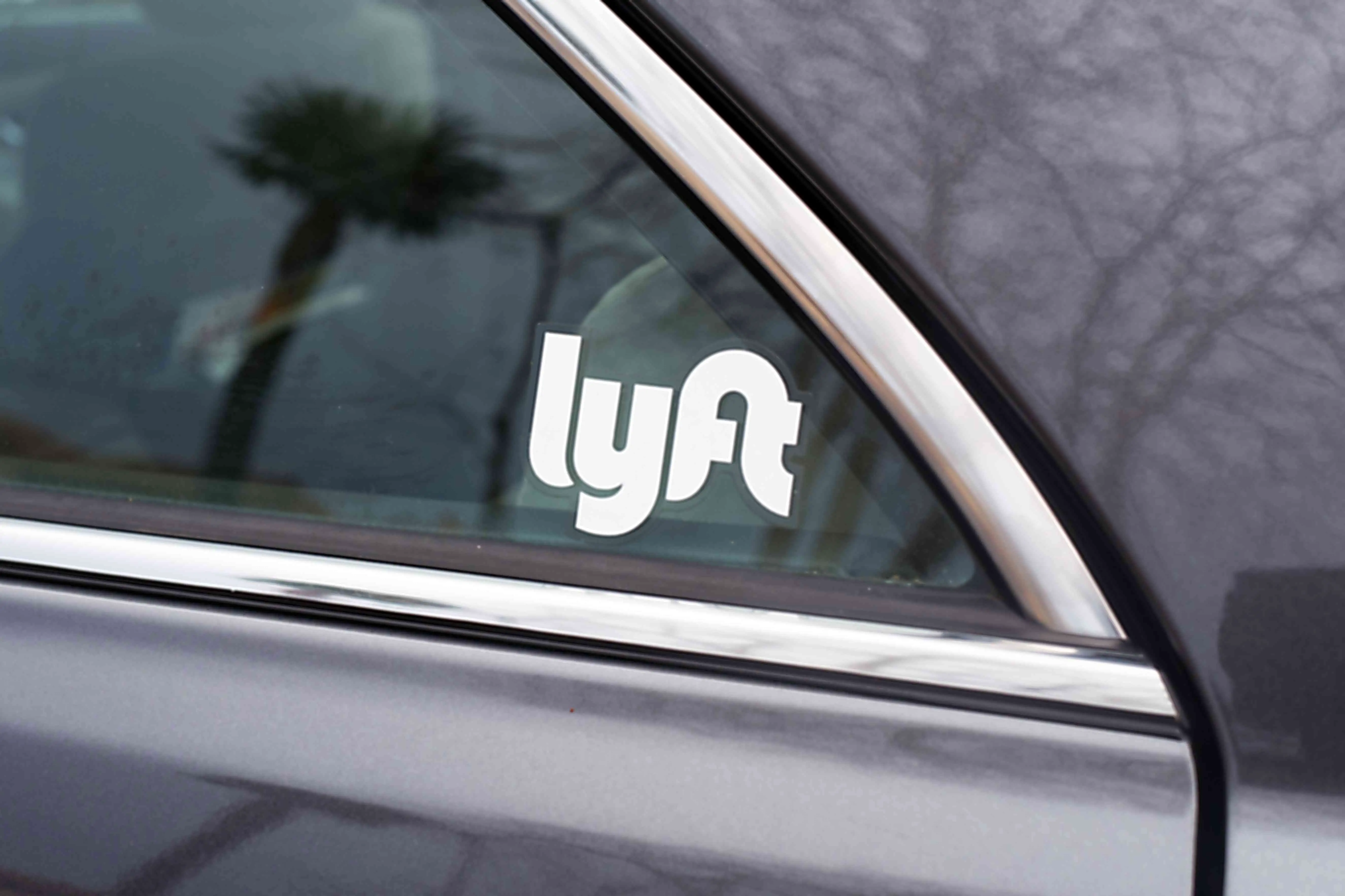Carro com logotipo do aplicativo de compartilhamento de caronas Lyft