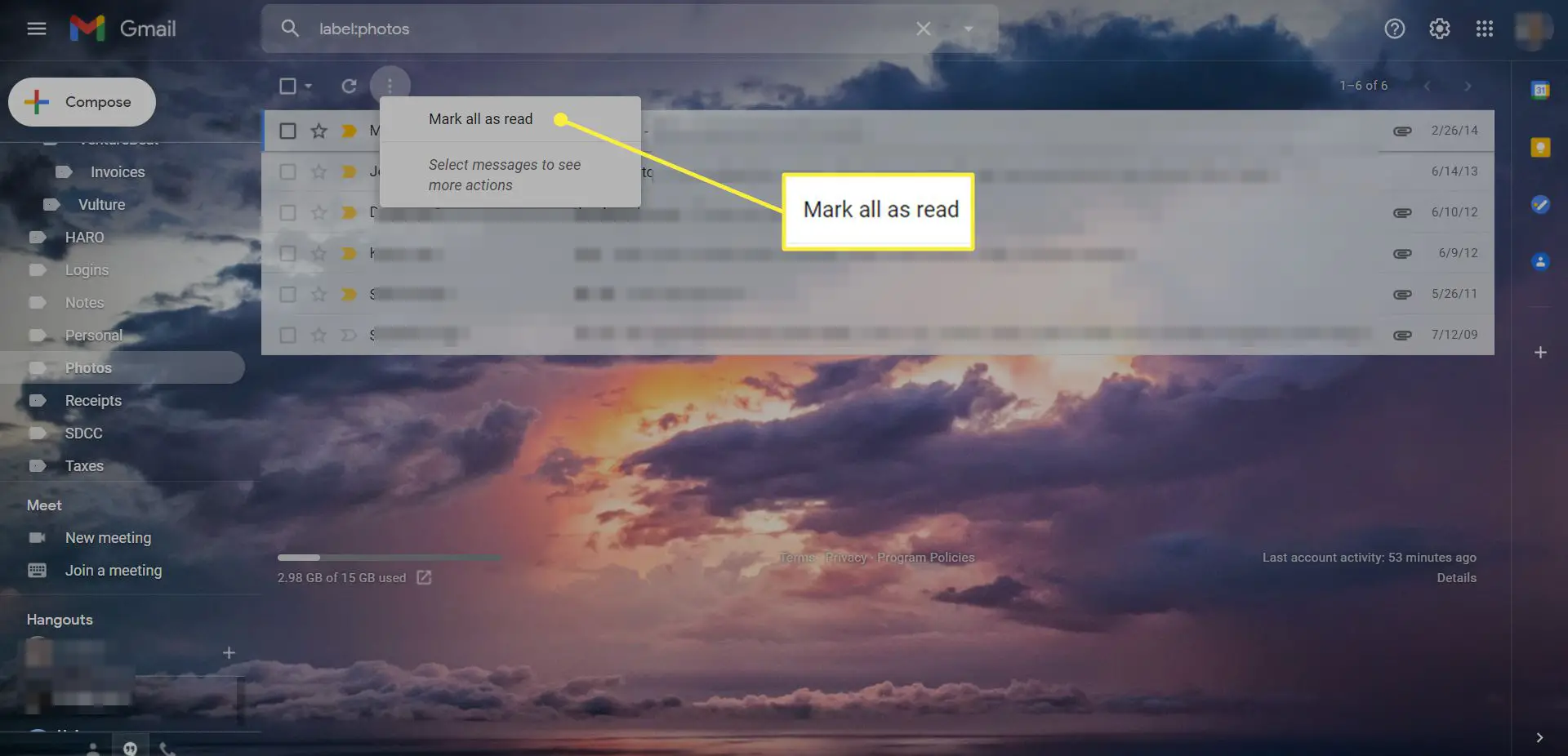 Uma caixa de entrada do Gmail com a opção 'Marcar todas como lidas' destacada
