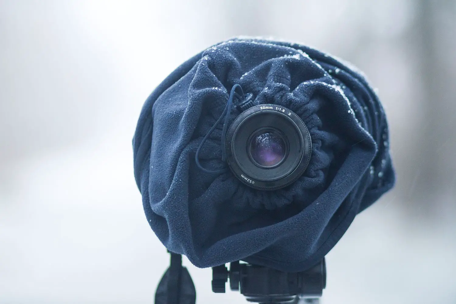 Câmera DSLR protegida pela balaclava de lã