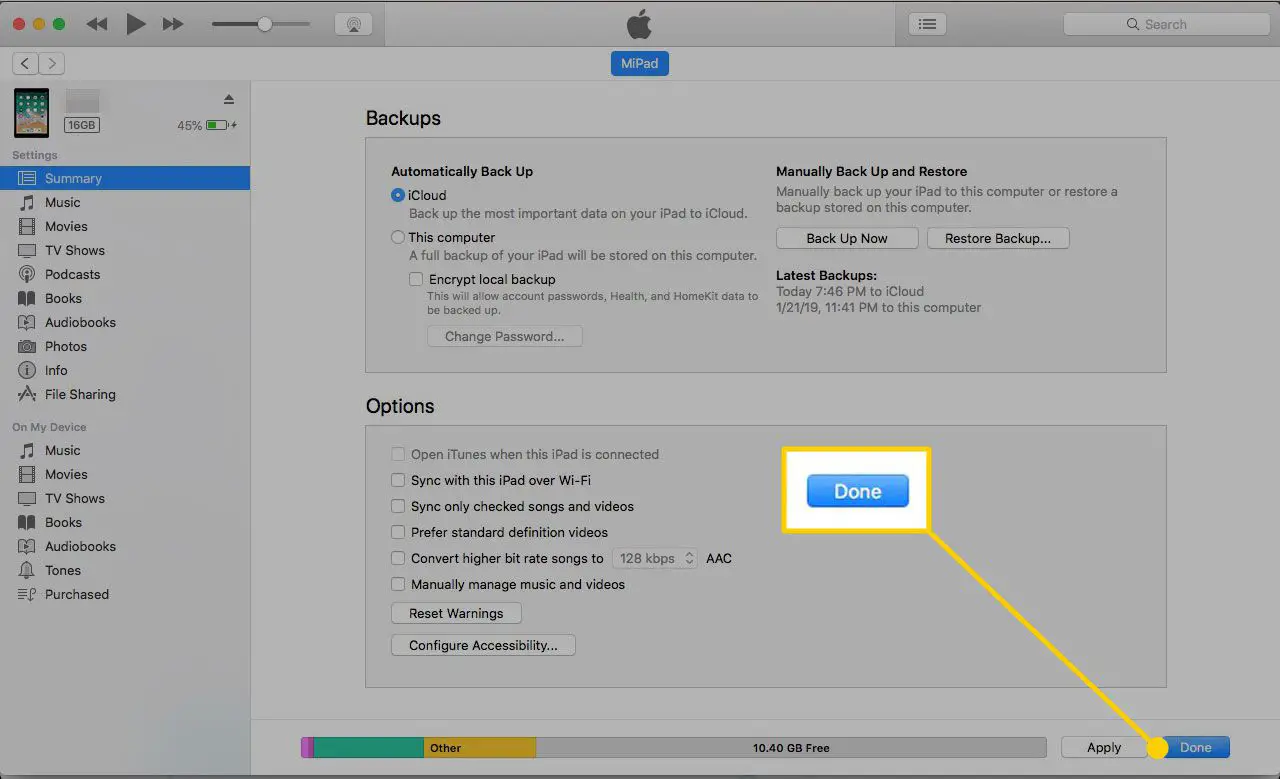 O iTunes é aberto em um Mac com o botão Concluído destacado na página Resumo do dispositivo