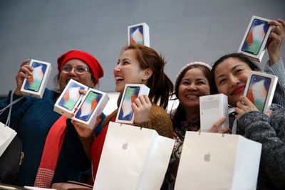 Mulheres com novos iPhones
