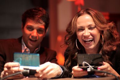O ator Ralph Macchio e a personalidade da TV Karina Smirnoff jogam no Nintendo 3DS