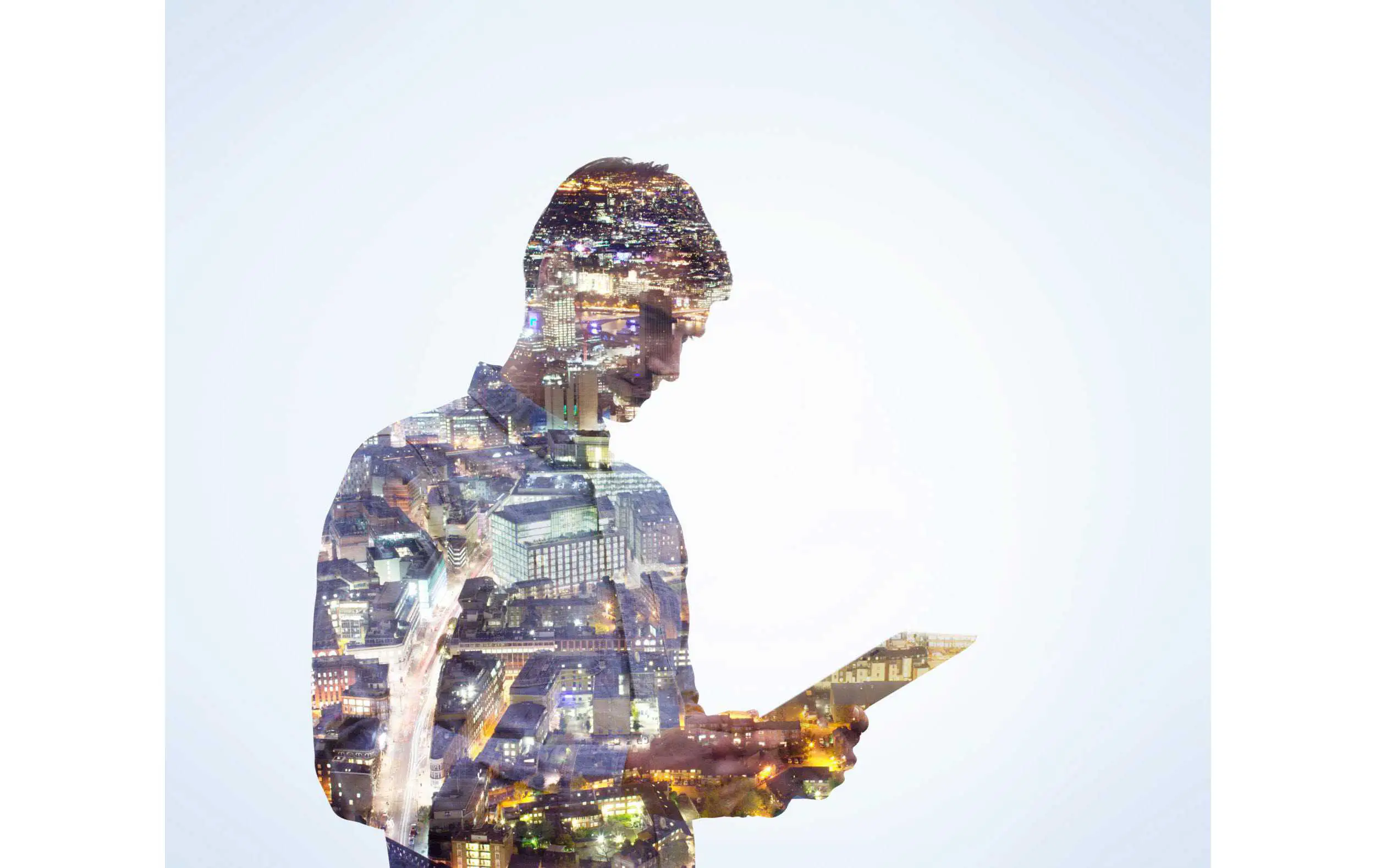 Homem segurando um tablet com o reflexo de uma cidade sobreposto em cima dele