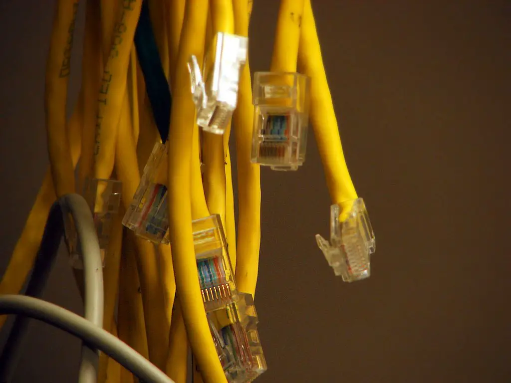 cabos de rede amarelos pendurados em cima
