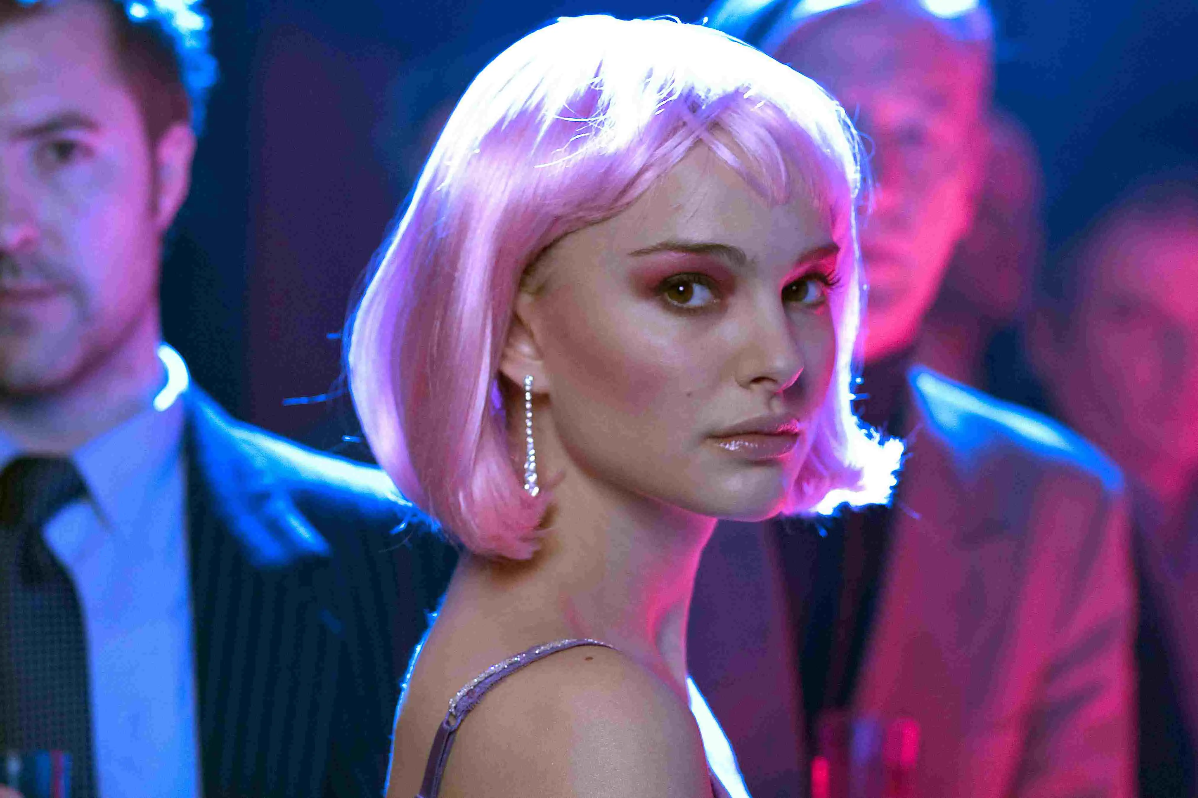 Natalie Portman in Closer com cabelo rosa