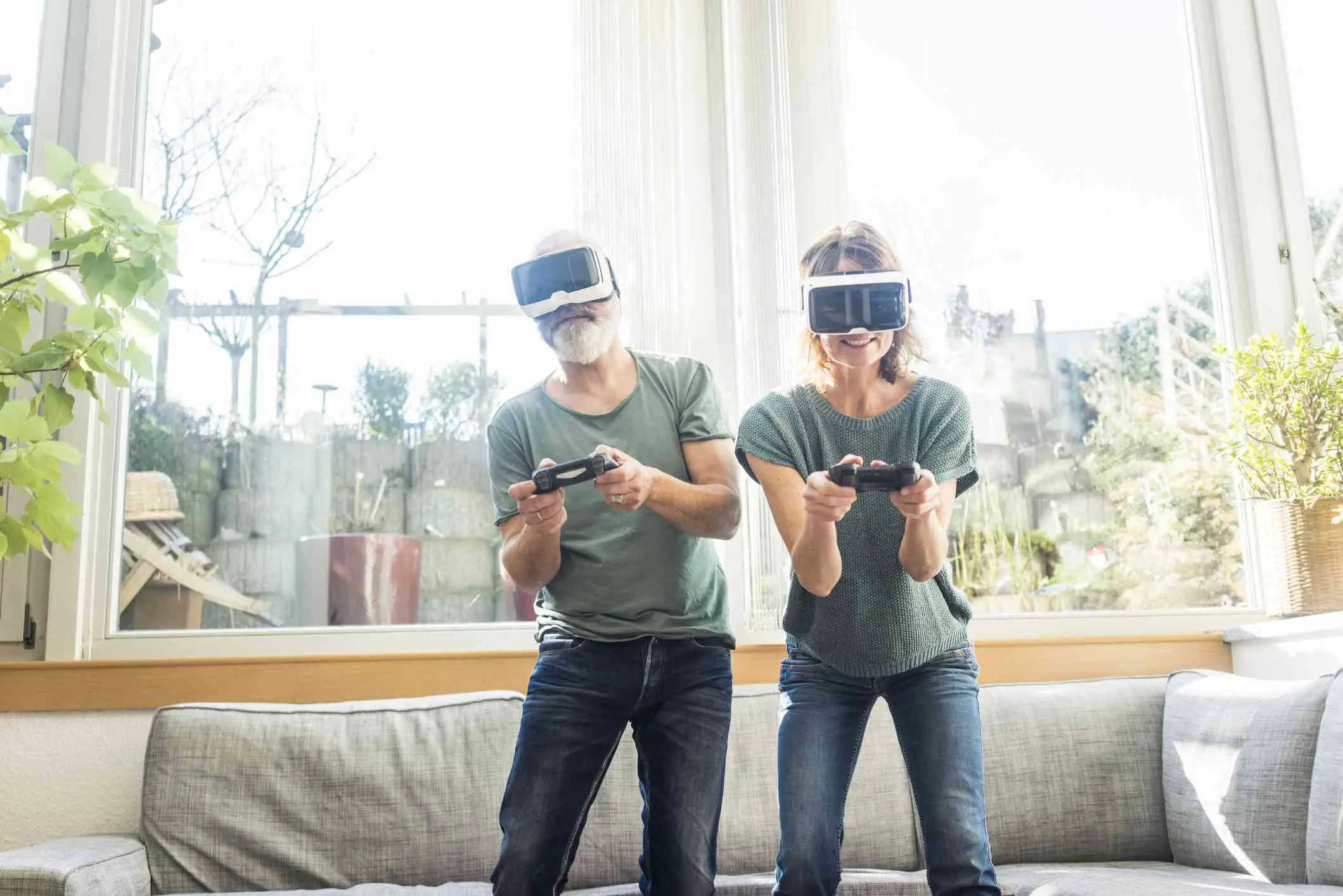 Um casal maduro jogando com óculos de realidade virtual.