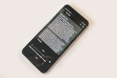 Uma foto de um telefone Android mostrando a configuração do tamanho da fonte