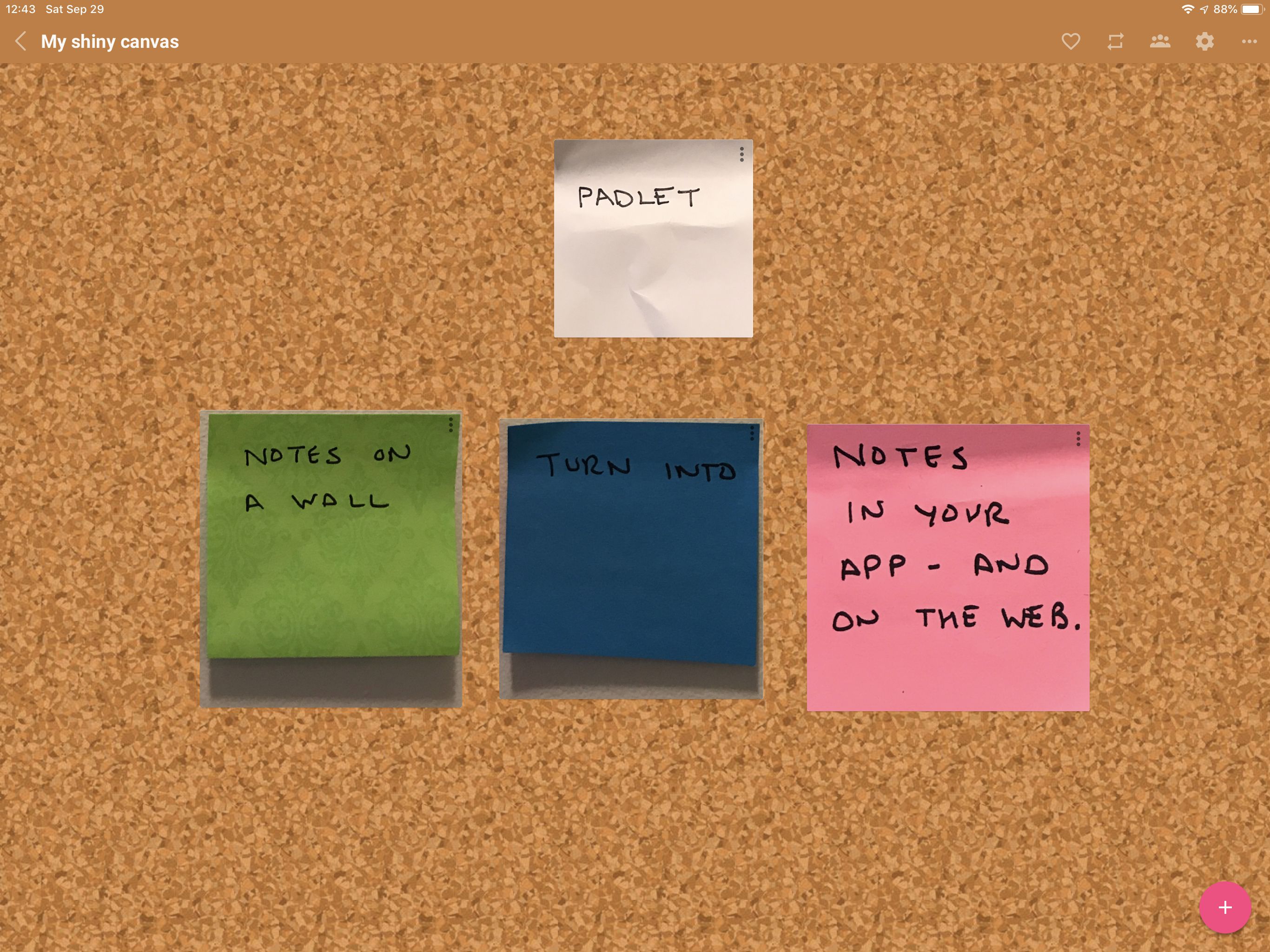 Captura de tela do Padlet, mostrando 4 notas auto-adesivas convertidas em notas digitais redimensionáveis