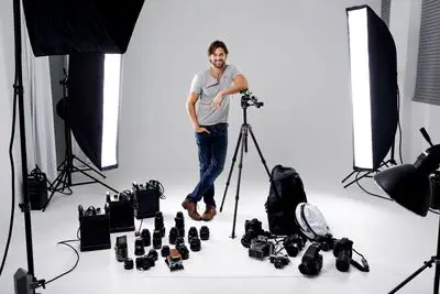 Fotógrafo em estúdio com equipamento
