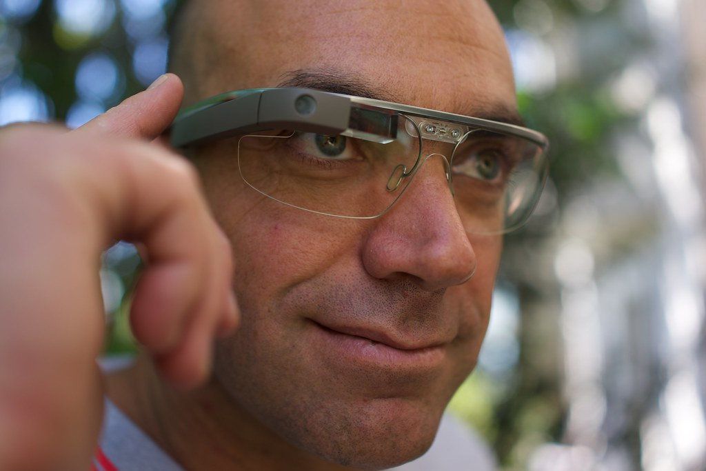 Homem usando Google Glass