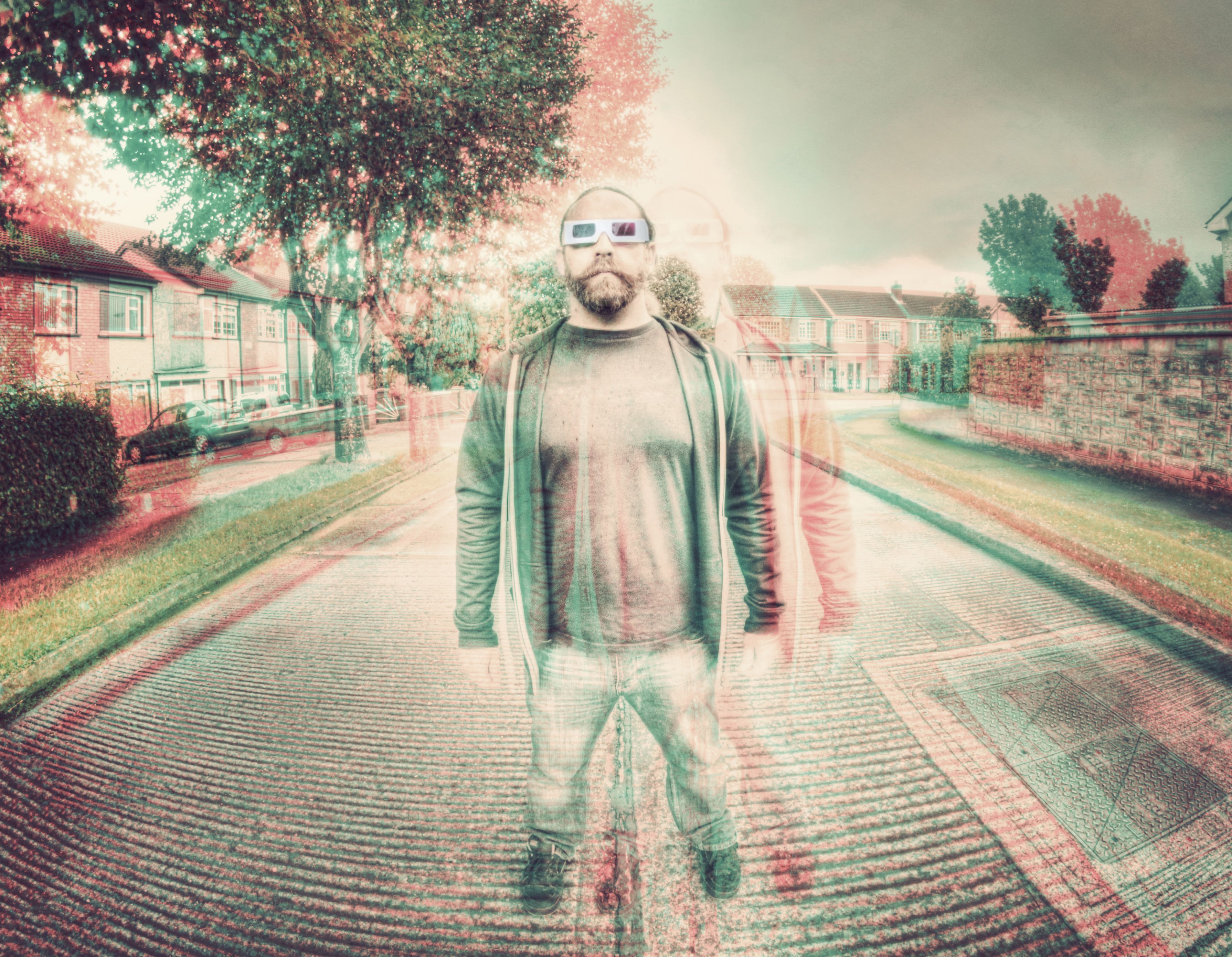 Imagem 3D de um homem em pé usando óculos 3D