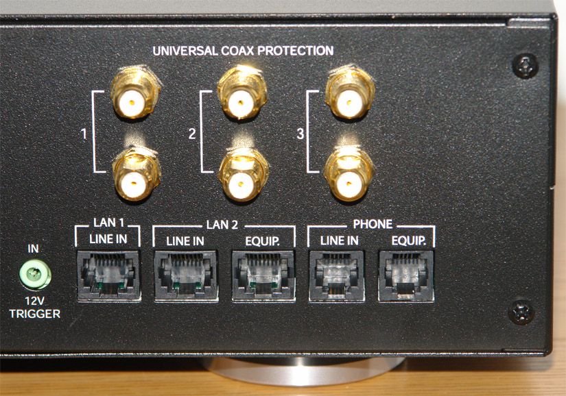 Panamax M5100-PM - Vista traseira - Conexões coaxiais e LAN