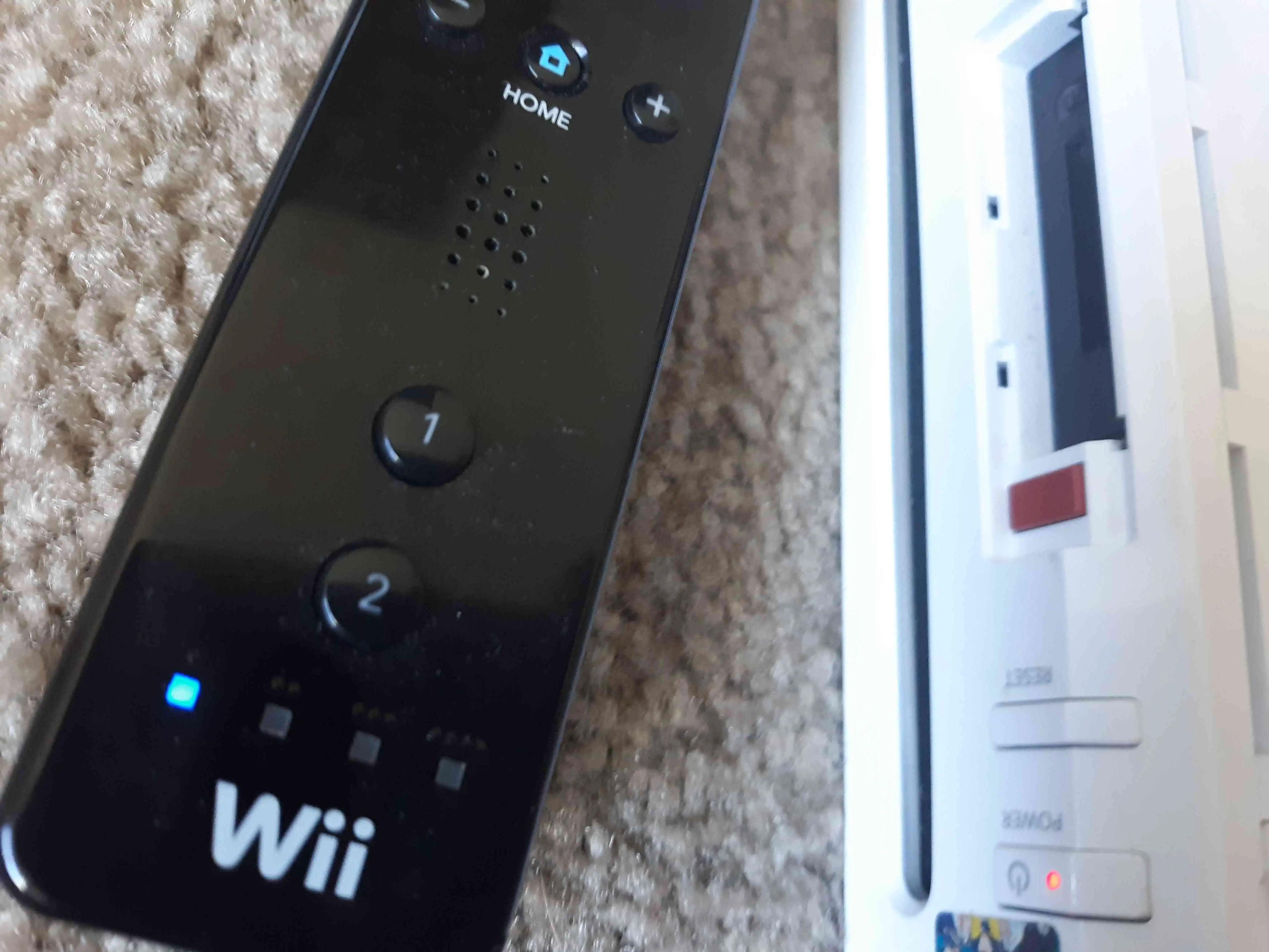 O LED no Wii remote está piscando próximo ao botão vermelho de sincronização no Wii.