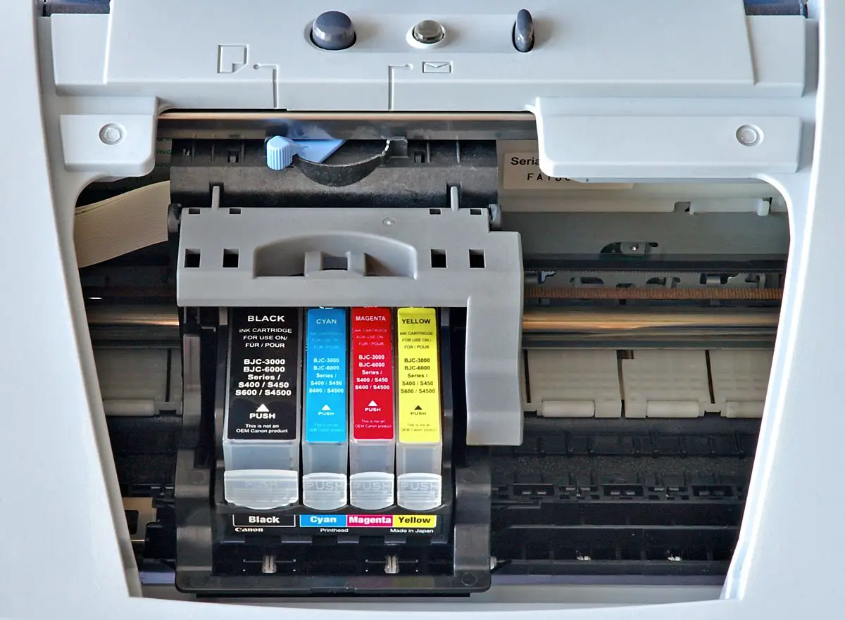 Cartuchos de tinta em uma impressora jato de tinta prontos para serem limpos