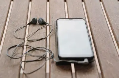 Smartphone com fones de ouvido com fio.