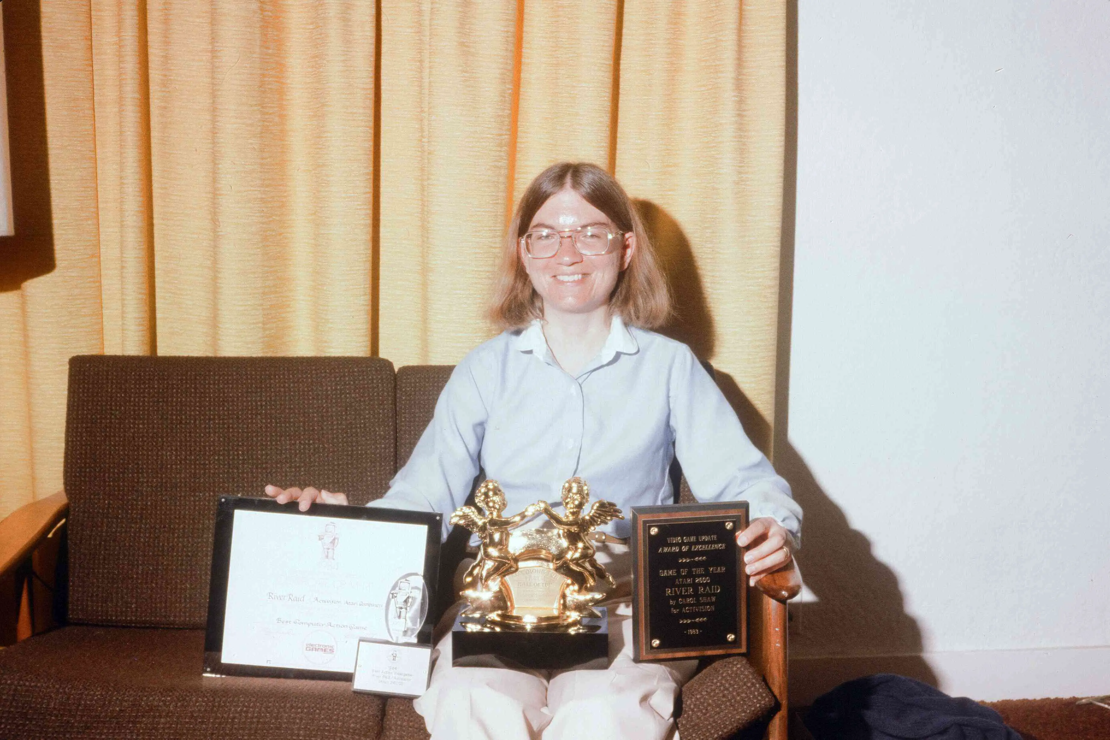 Carol Shaw detém seus inúmeros prêmios de videogame.