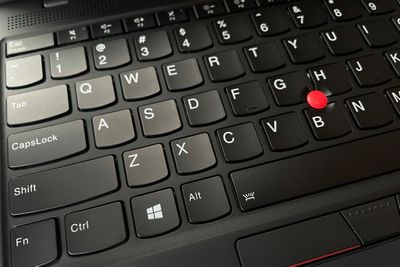 Uma foto de um teclado de laptop Lenovo mostrando as teclas de função e barra de espaço