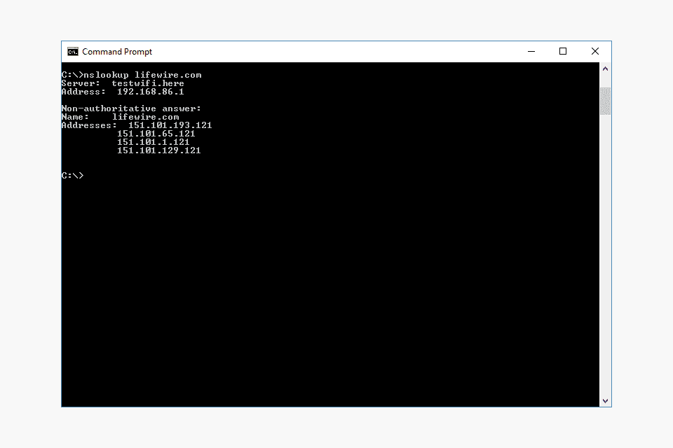 o comando 'nslookup lifewire.com' no prompt de comando do Windows 10
