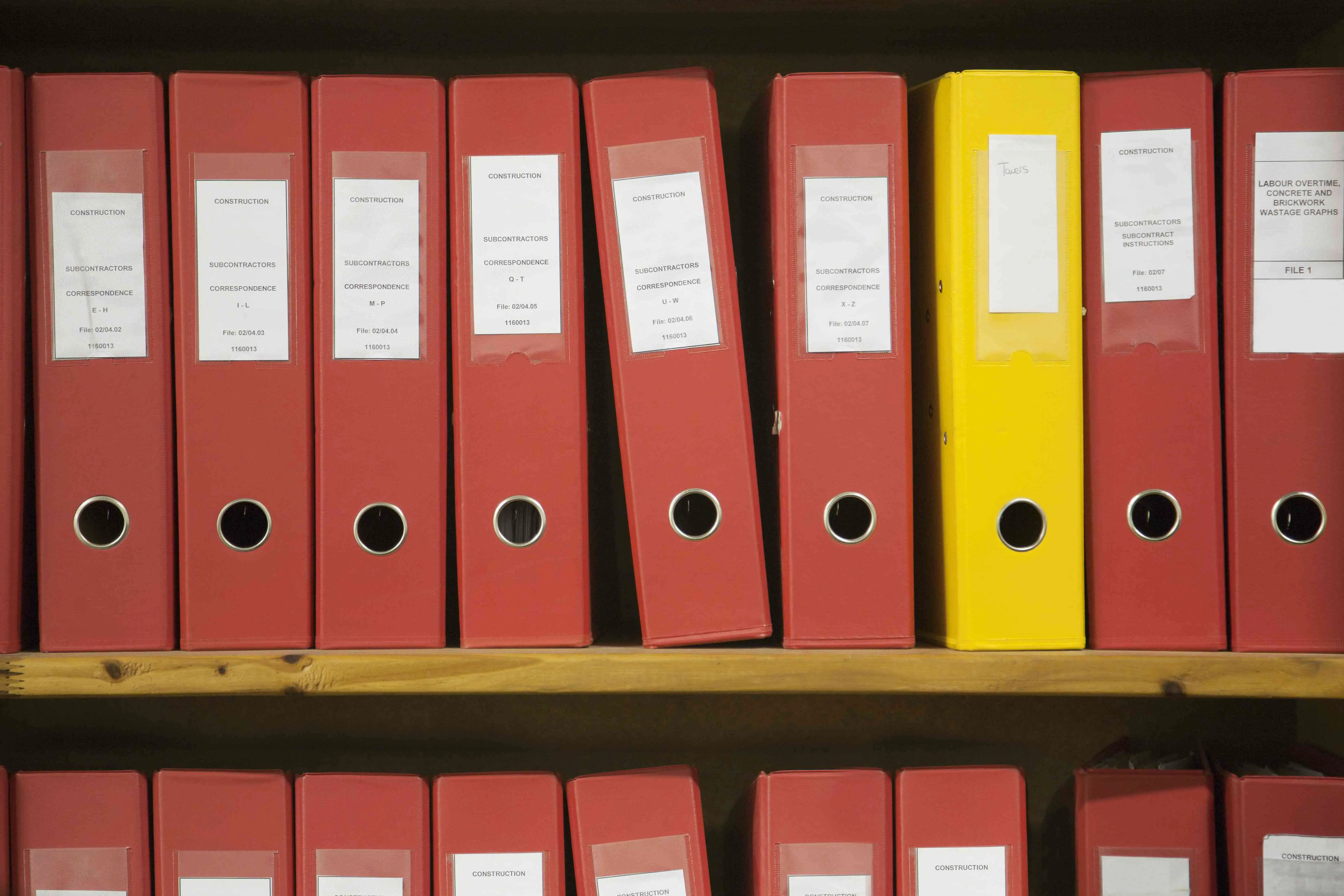 Linha de arquivos de trabalho vermelhos, com um amarelo