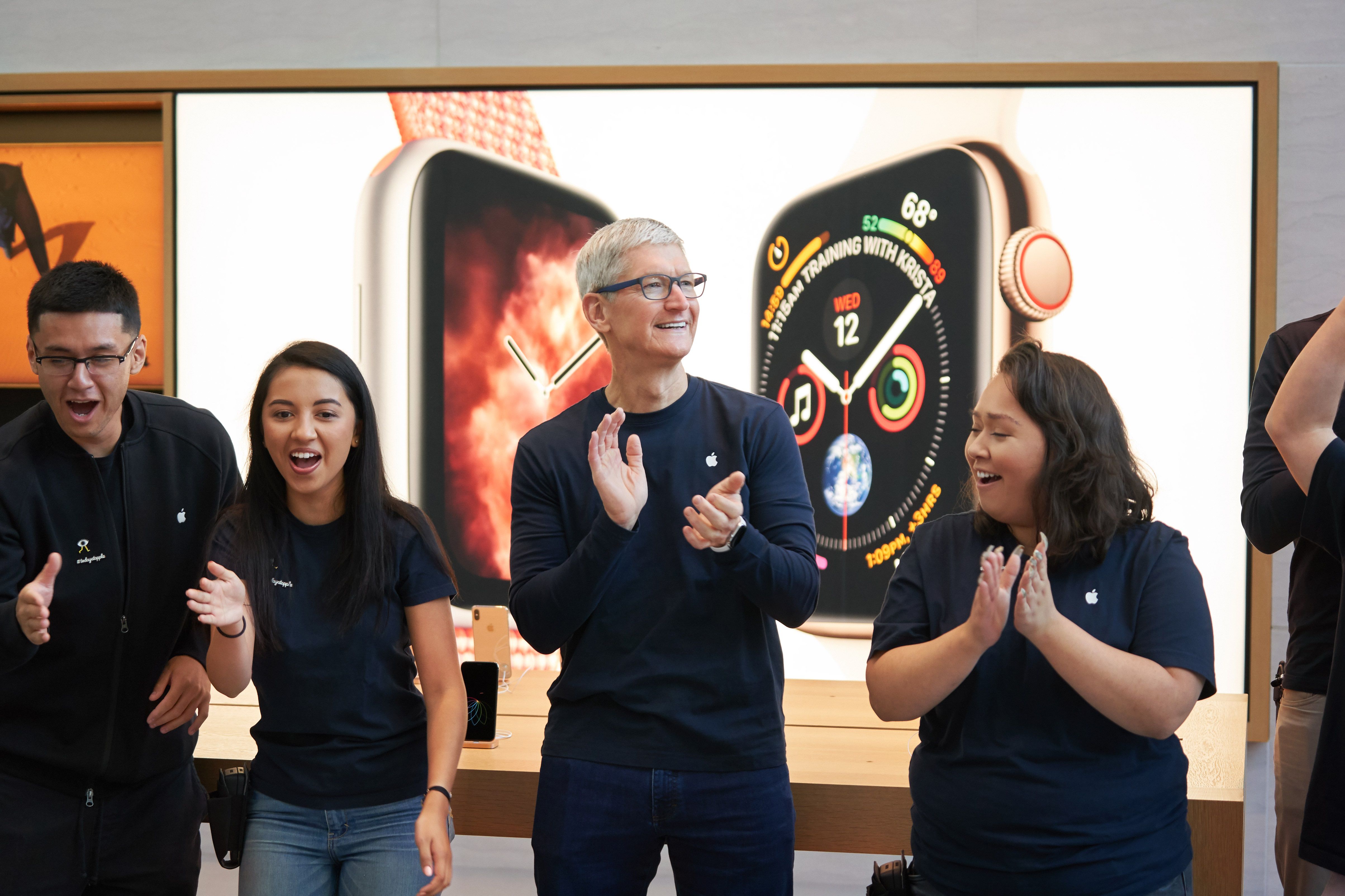 Tim Cook em uma Apple Store com funcionários da Apple