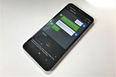 Uma foto de um Google Pixel 3 rodando Android 11 e mostrando a configuração de tamanho da tela