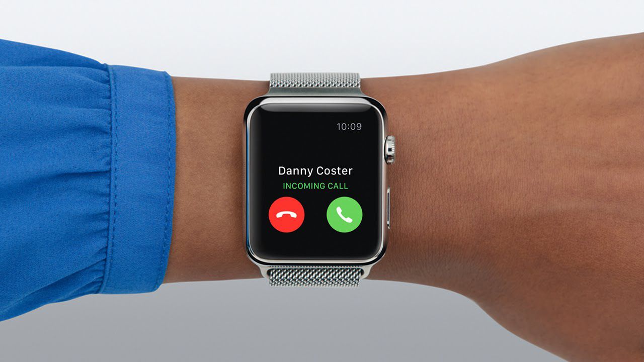Apple Watch no pulso recebendo uma ligação
