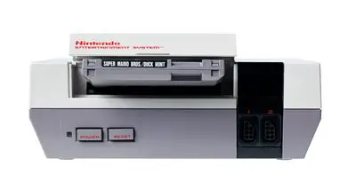 O Nintendo NES original com um cartucho Super Mario Bros./Duck Hunt